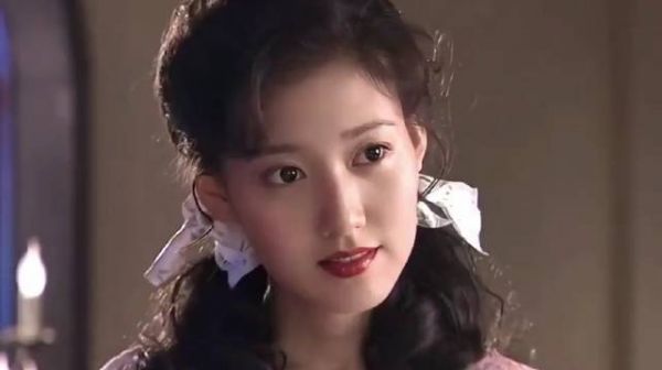 这个女演员叫高露,知名度不是很高,但她年轻时的颜值绝对算是盛世美颜