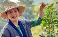 50岁龚琳娜独居深山，房子后面是一片坟地，离婚后养猫为伴不害怕