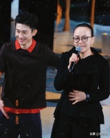 张一山话剧演出，宋丹丹、周涛、胡彦斌等明星现身，杨紫送花篮！