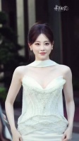 祝绪丹金鸡奖红毯白色礼裙造型优雅亮相