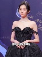 为何关晓彤十六年不换造型师？本以为重情义，一段采访揭开真相 ，金鸡奖座位