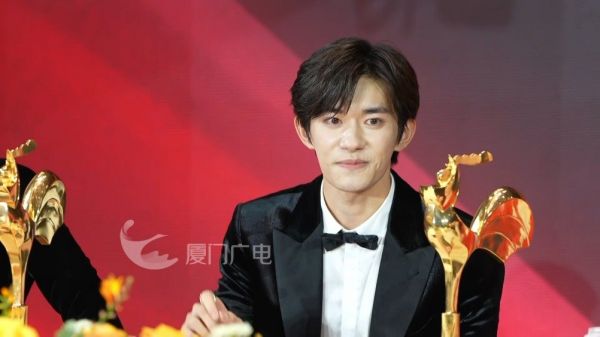 易烊千玺唱爱拼才会赢形容厦门