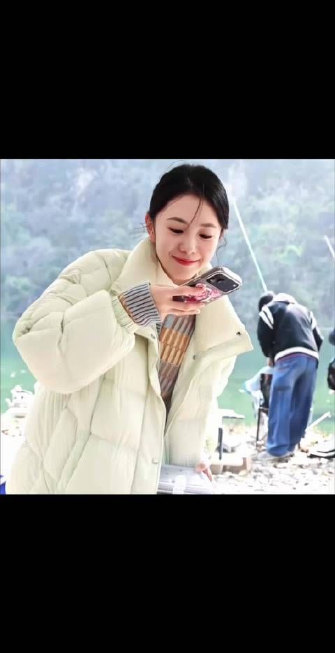 这个笑容实在是太温柔了,太有秋天的感觉了吧,看的人神清气爽啊