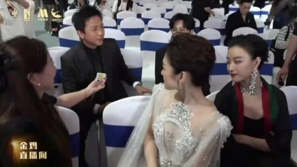 苏有朋亮相金鸡奖主持天团后台采访