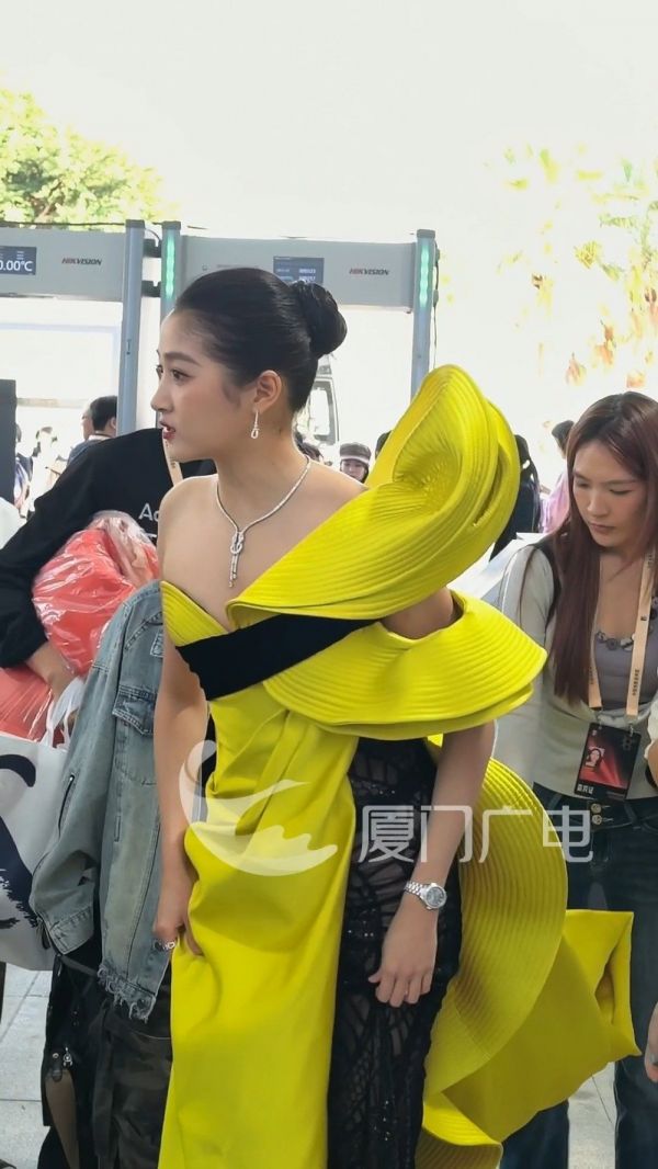 关晓彤盘发造型好大气