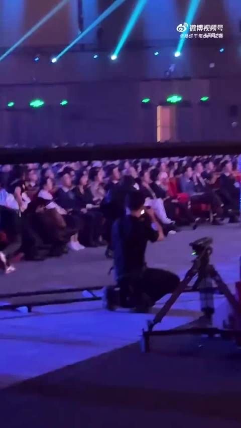 哈哈哈哈 影帝也得撅着屁股回座位! 太可爱了吧回座位的姿势