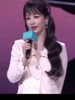 杨紫穿月牙白华伦天奴高定亮相品牌直播，自曝不太会停车