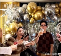 55岁钟丽缇秀恩爱曝光，和老公喝交杯酒热吻，结婚9年还在求子