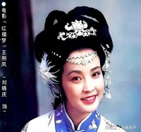 75岁刘晓庆太敢吃！一天一斤肉还显年轻，摘假发模样引争议