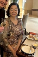 70岁林青霞在香港酒店喝下午茶，被人撞见，她雍容华贵，身材超赞