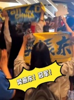 樊振东站姐商场欢呼！举名牌尖叫，高喊冠军太嗨了，似演唱会现场