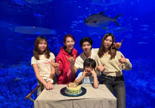 蔡少芬、张晋一家五口拍全家福，其乐融融，好幸福！