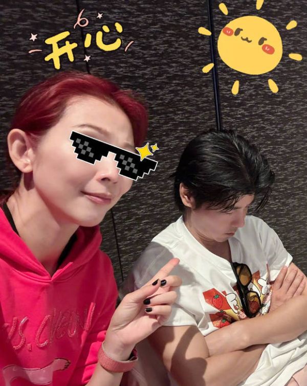 蔡少芬与睡着的老公合影。