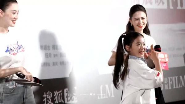 小酒窝路演时带宋佳佟丽娅跳刀马刀马,大场面也落落大方,一点也不怯场!