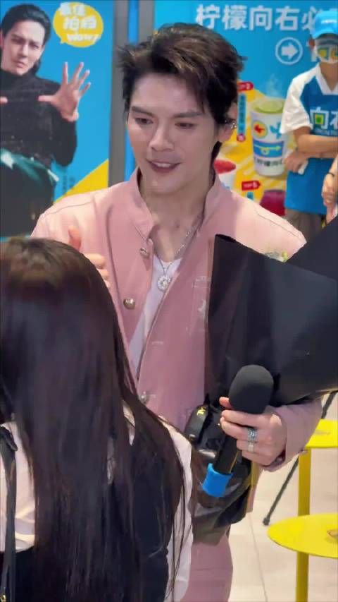 向华强与前妻丁佩育有女儿向钧羚,现年46岁身价过亿