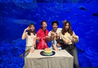 蔡少芬晒全家福为6岁儿子庆生！一家五口和睦美满