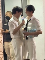 Mok秘书穿masculine风格服装仍显漂亮