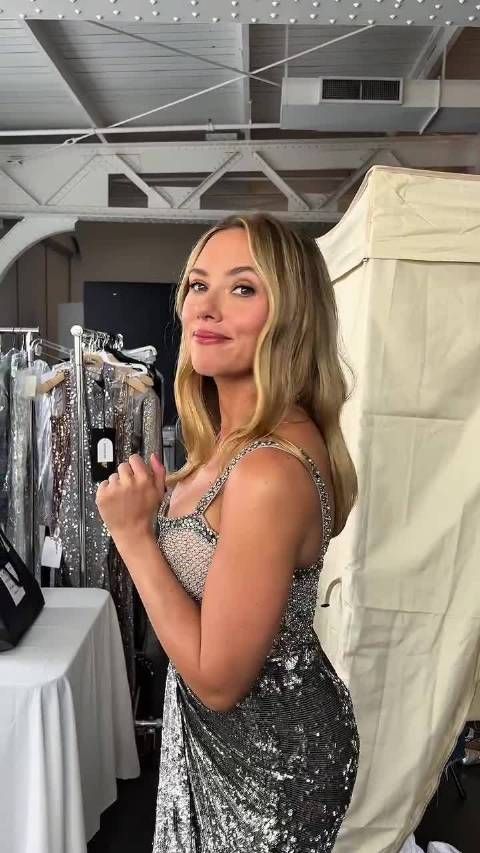 斯嘉丽约翰逊分享the outset节日礼盒广告幕后花絮