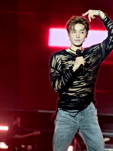 侯明昊就是一个平平无奇的饭撒小天才吧,粉丝们吃的也太好了!