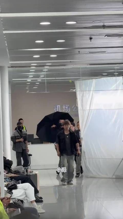 迪丽热巴卫蓝红皮衣黑裤子路透,我蓝姐去机场干什么