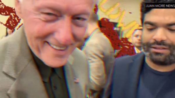 美国网络爆红视频:克林顿被问到爱泼斯坦事件时的邪魅一笑