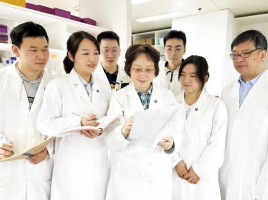 雷群英教授(前排居中)与团队在实验室讨论。受访者供图