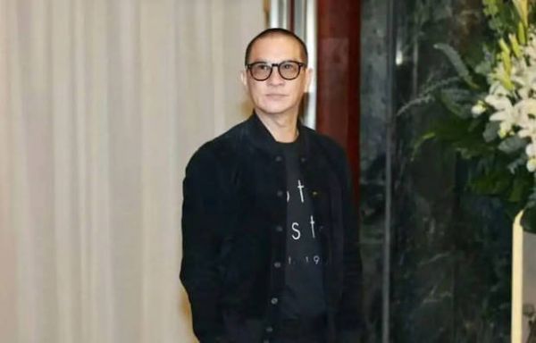 张家辉低调现身。