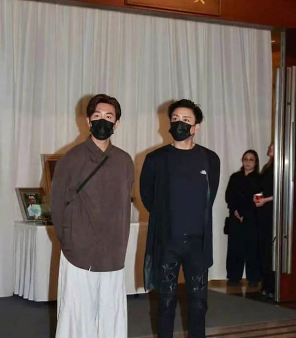 黄宗泽带黑色口罩现身。