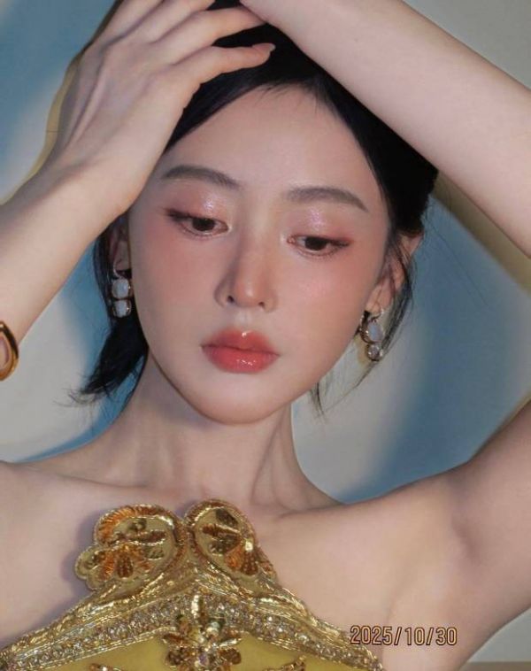 张天爱穿金色露肩礼服，锁骨精致。