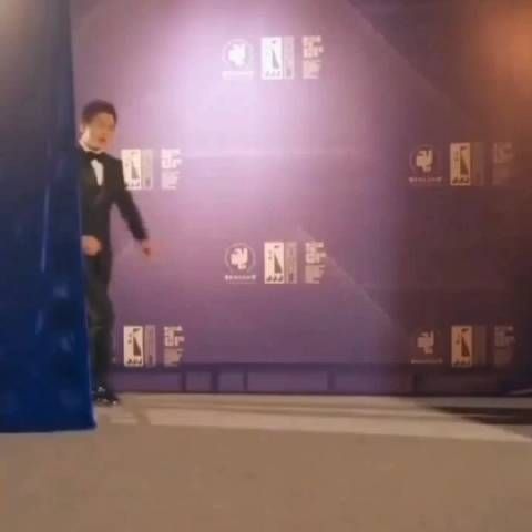 邓超金鸡奖主持表现松弛获赞,或将成活动宠儿