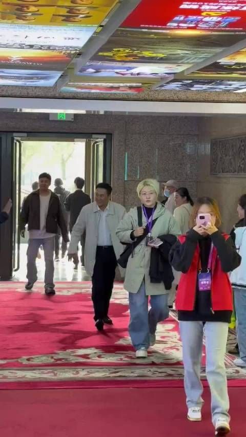 张嘉译老有范儿了,走路带风啊