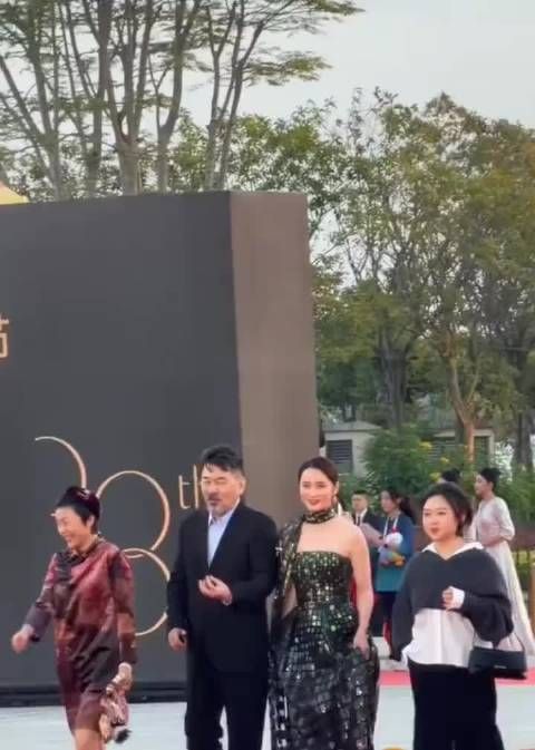 陈建斌金鸡奖三求牵手未果,护妻瞬间反撒糖