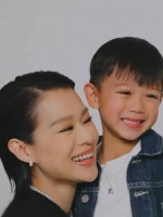 杏儿与儿子，儿子像她