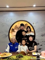 德云社烧饼妻子庆生，晒全家福，烧饼基因强大，三代人共用一张脸