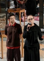 王学兵满头白发去看张一山演话剧，身体发福，54岁的他老的认不出了