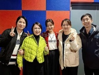 曝国际影后辛芷蕾参加同学聚会：笑容满面，热情接地气，没丝毫架子