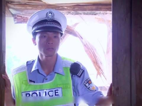 善良的交警无私帮助贫困小女孩一家人!