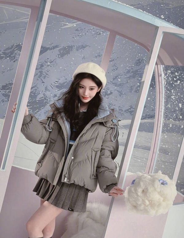 鞠婧祎穿着厚厚羽绒服依然身材窈窕。