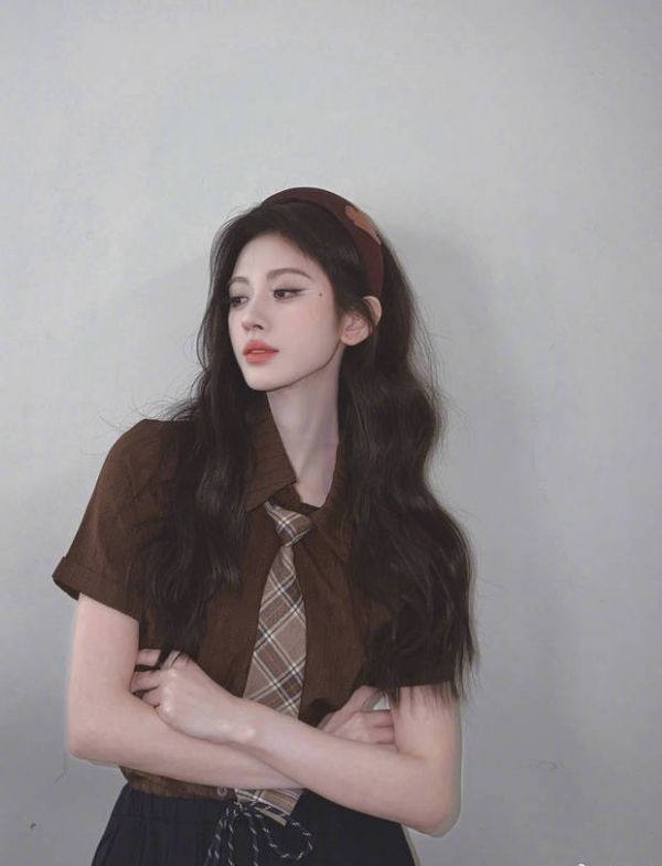 鞠婧祎化身傲娇学姐。