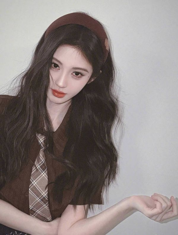 鞠婧祎散发撩人魅力。