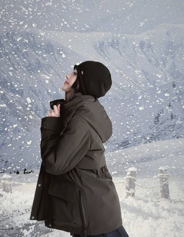 鞠婧祎冬日穿搭好动人。