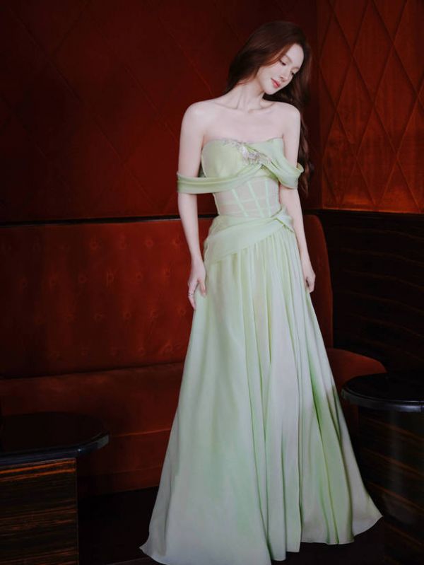 金晨浅绿色穿搭十分清新。