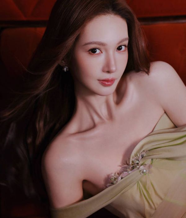 金晨注视镜头，氛围拉满。