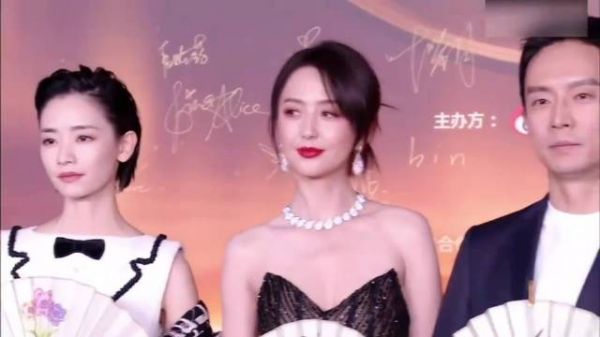 42岁佟丽娅红毯太性感!一袭黑色抹胸短裙,1米8大长腿太吸睛