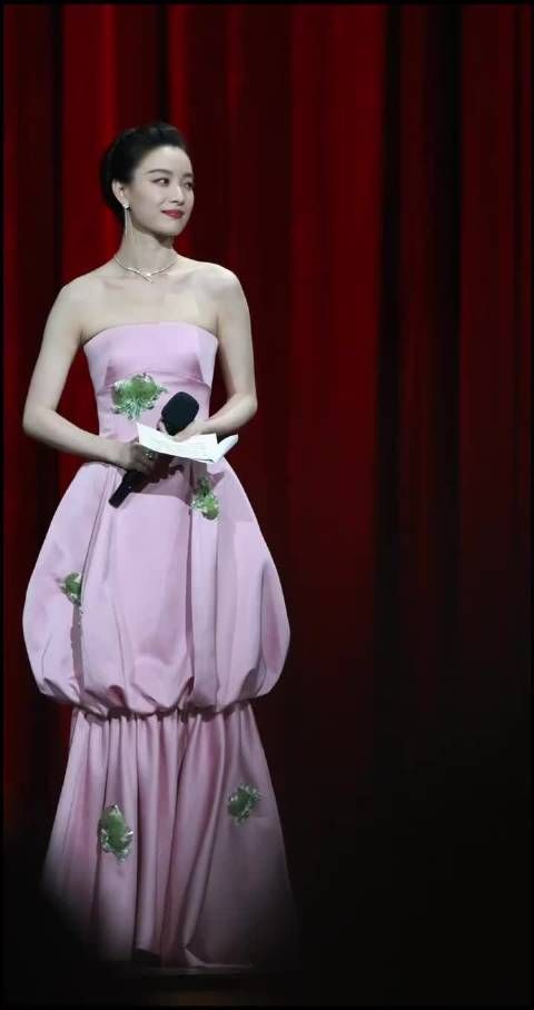 倪妮主持造型引热议，礼服被指喧宾夺主