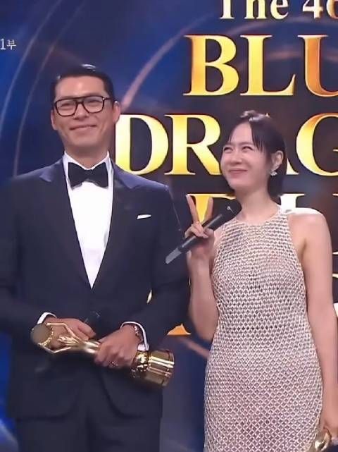玄彬孙艺珍同获青龙人气奖,婚后首同台比心甜度爆表