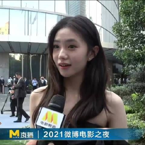 没想到几年前的刘浩存就已经这么好看了,好清纯的感觉啊,人群中一眼看到啊