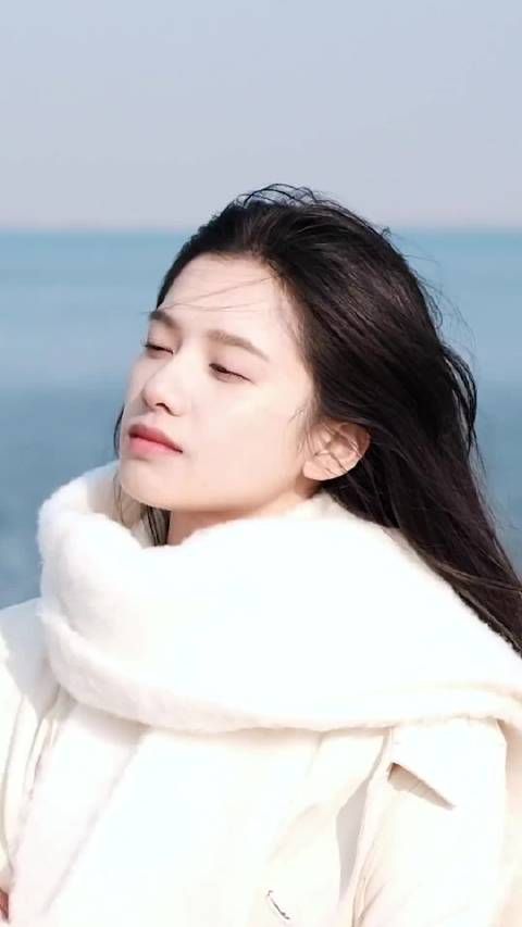 张婧仪这也太好看了,和大海简直融为一体了