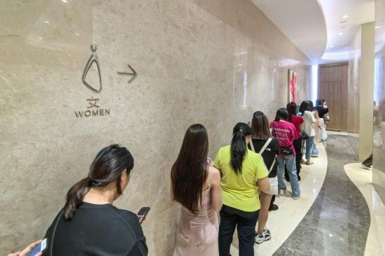 2024年8月11日，周日客流高峰期，在深圳宝安区一家商场内，不少女性排队等待如厕。新华社记者梁旭摄