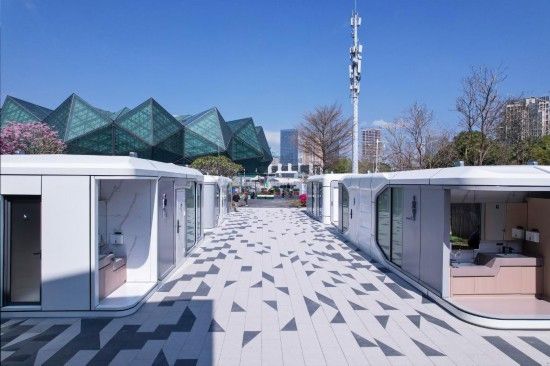 深圳大运中心主要出入口附近的“太空舱”公厕。（受访单位供图）